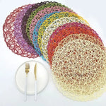 Set de table rond en papier tissé bois rotin sur une table en bois