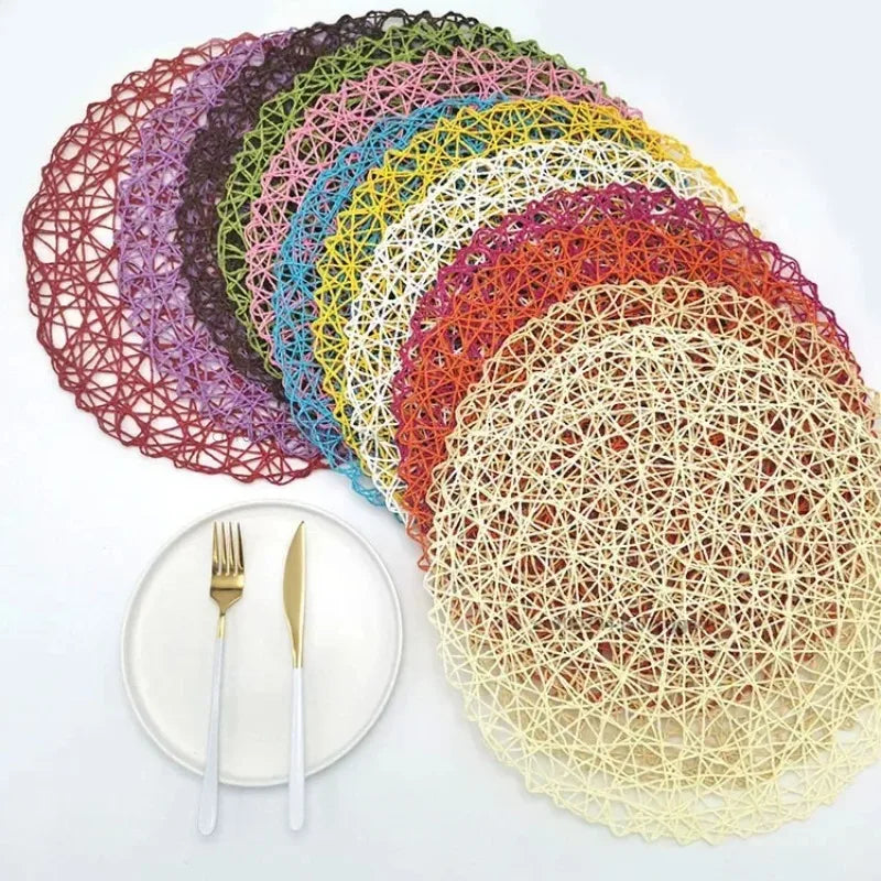 Set de table rond en papier tissé bois rotin sur une table en bois