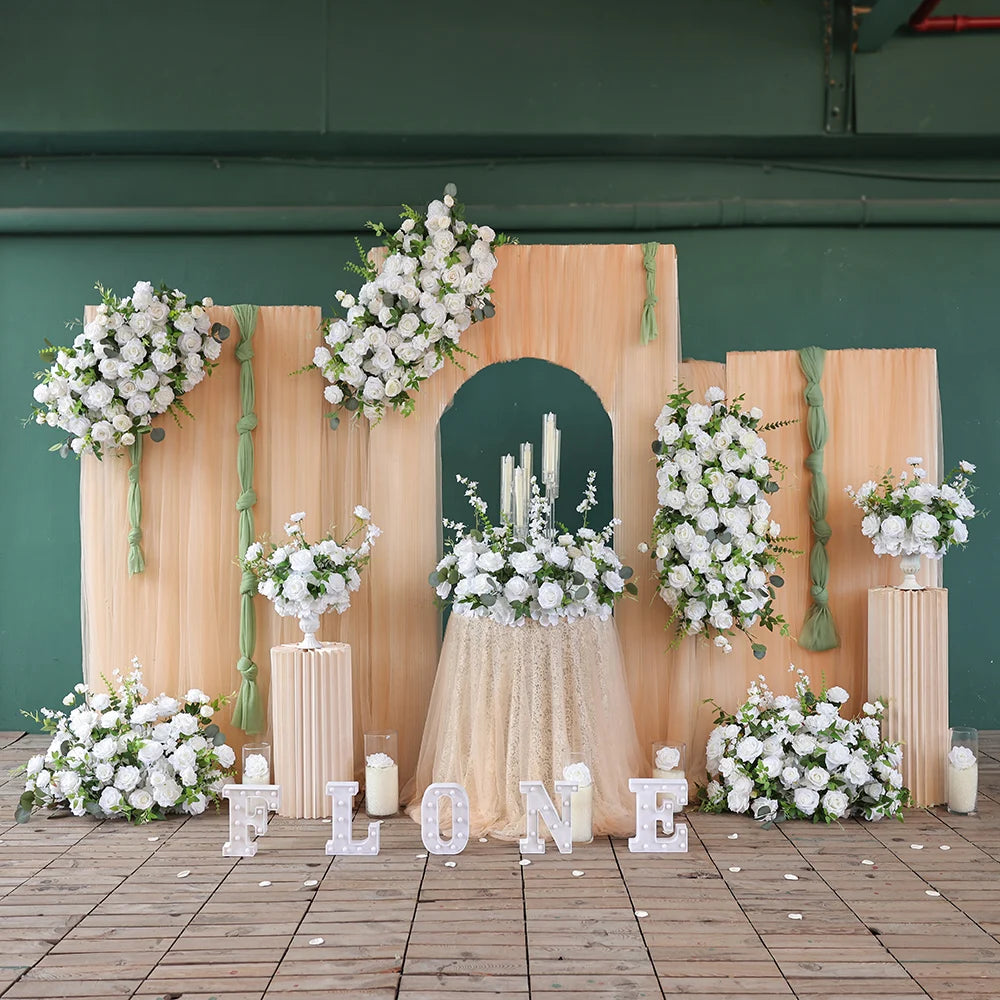 décoration mariage arrangement fleurs artificielles roses blanches feuilles vertes intérieur DIY
