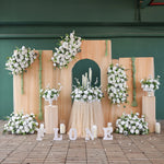 décoration mariage arrangement fleurs artificielles roses blanches feuilles vertes intérieur DIY