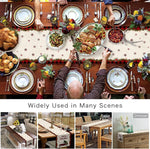 La décoration de table festive avec des assiettes et des couverts autour d'un magnifique plat principal et de délicieux plats d'accompagnement, ainsi que la mise en scène de différentes pièces d'un intérieur chaleureux, sont largement utilisées dans de nombreuses scènes.