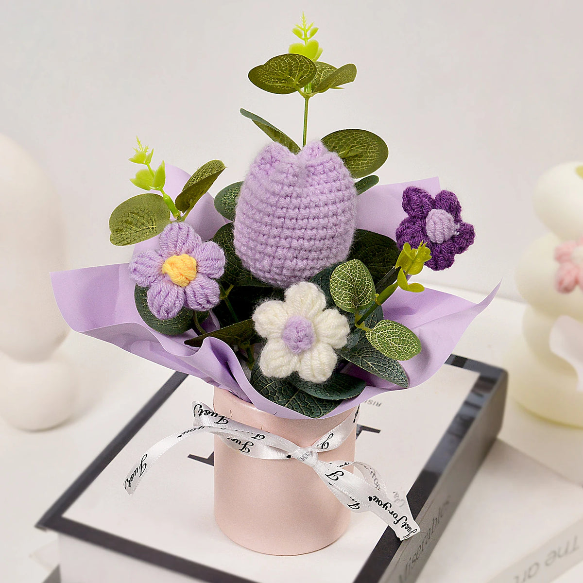 Bouquet artificiel fleurs bleu rose violet jaune blanc feuilles vertes ruban décoratif intérieur decoration