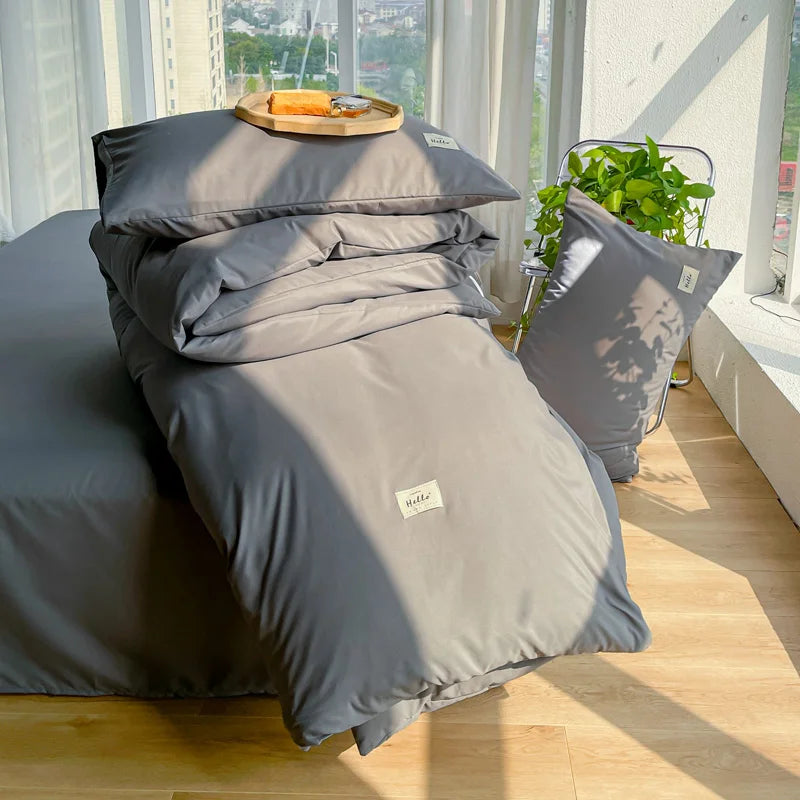 Housse de couette grise dans une chambre décorée