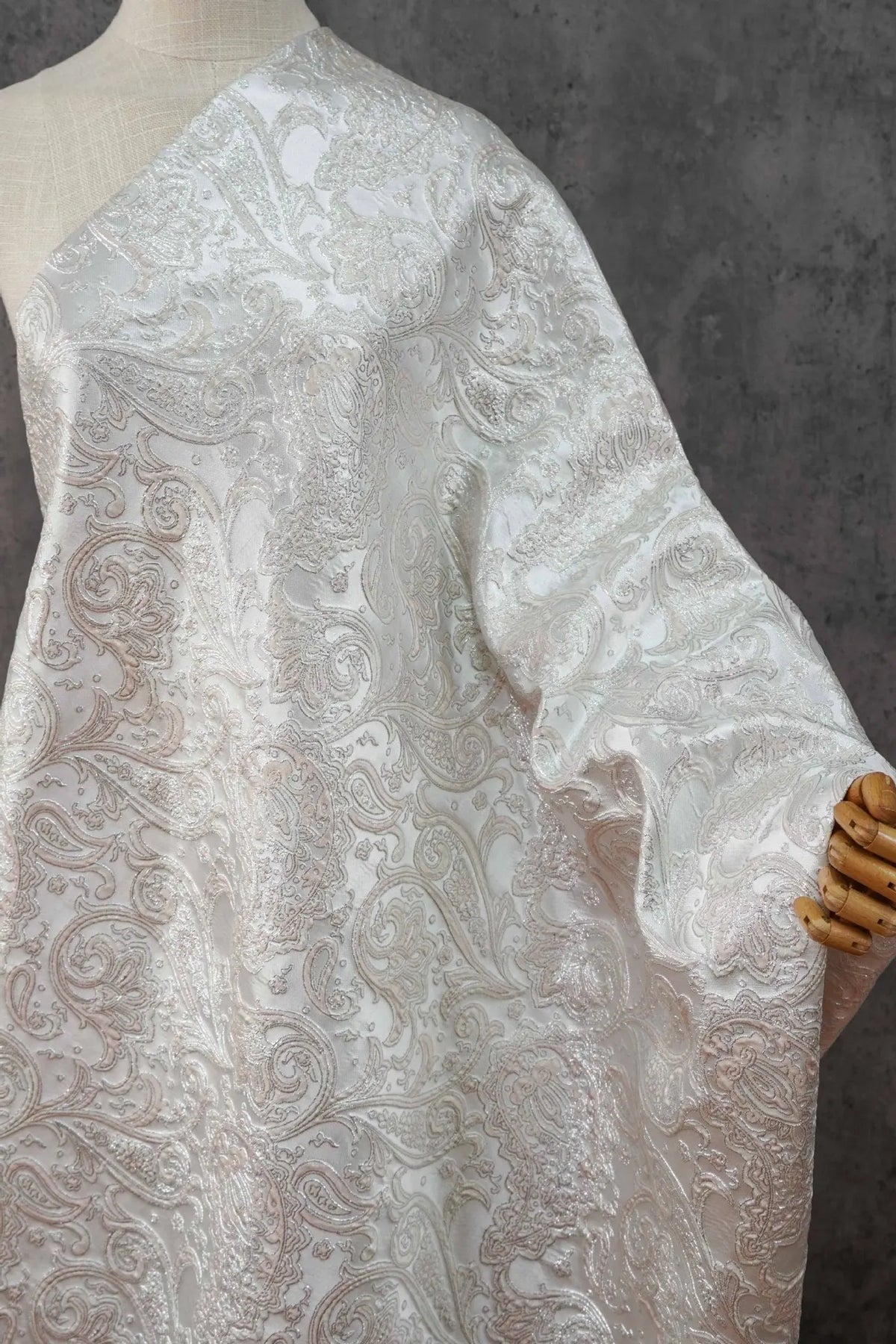 tissu polyester blanc paisley opulent brocart jacquard élégant classique 145cm large résistant environnemental