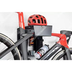 support mural moderne casque vélo noir gris marron bouteille d'eau chaussures vélo