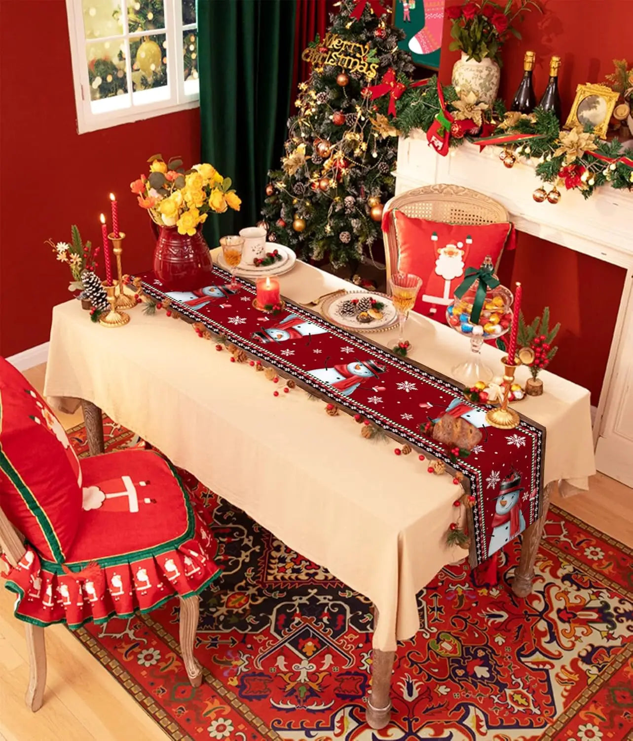 Une belle table de Noël décorée avec un sapin de Noël illuminé, des bougies et une nappe festive avec des motifs de flocons de neige.