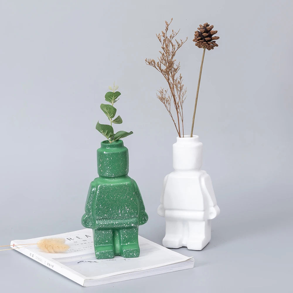 vase moderne figurine lego noir blanc vert fleurs eucalyptus branches cônes pins ludique décoration