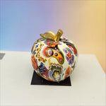 statue pomme multicolore motifs floraux abstraits résine décoration moderne contemporaine artisanale feuillette dorée
