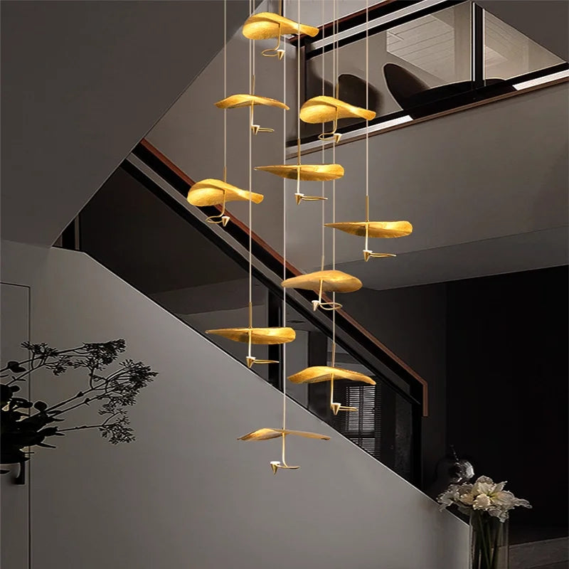 Suspension lumineuse moderne or texture feuille d'or câbles fins lumière chaude salon chambrehôtel