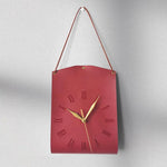 horloge murale marron clair rouge foncé gris imitation cuir chiffres romains vintage rustique minimaliste