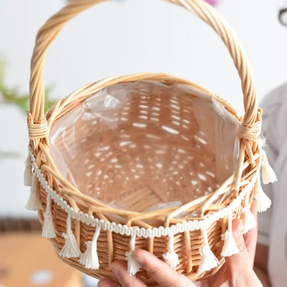 Panier en osier de taille M avec accessoires de décoration