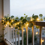 décoration intérieure guirlande eucalyptus lumières LED vert blanc doré festive rustic bohème chambre table