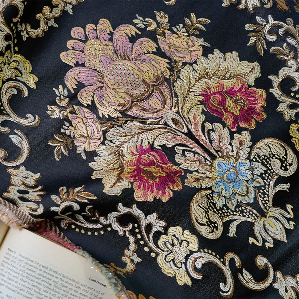 tissu brodé floral noir rose doré classique baroque 100 polyester largeur 145cm robuste décoratif