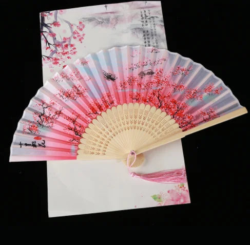 éventail pliant fleurs cerisier papillons art japonais traditionnel tassel couleur bleu rose