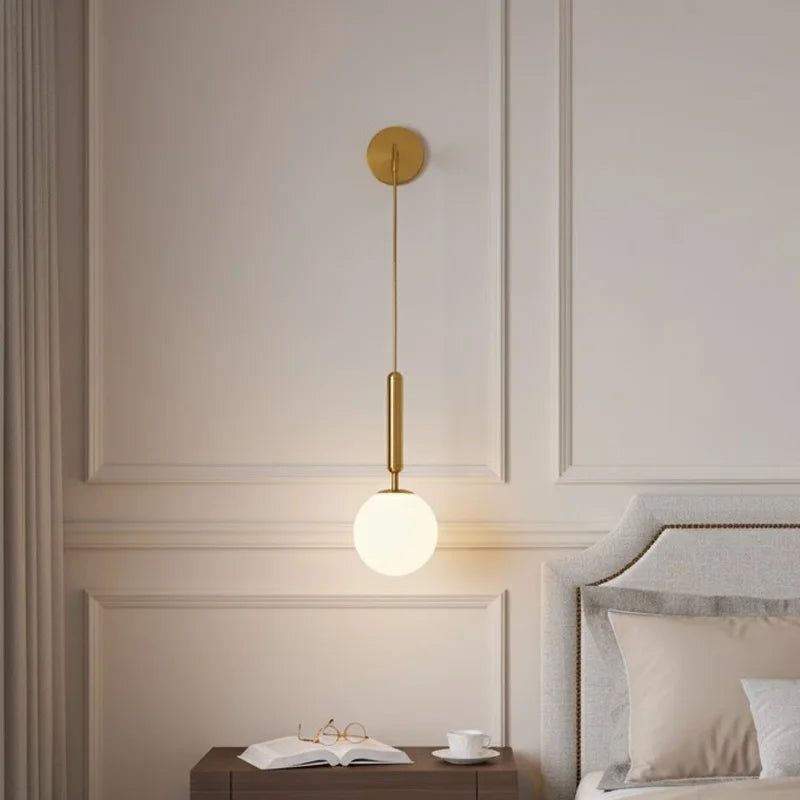 Applique murale boule de verre blanc laiteux moderne dans une chambre