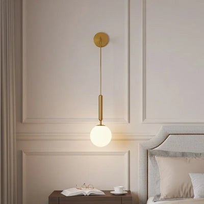 Applique murale boule de verre blanc laiteux moderne dans une chambre