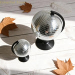 statues décoratives modernes globes argentés miroirs disco support noir ornement festive