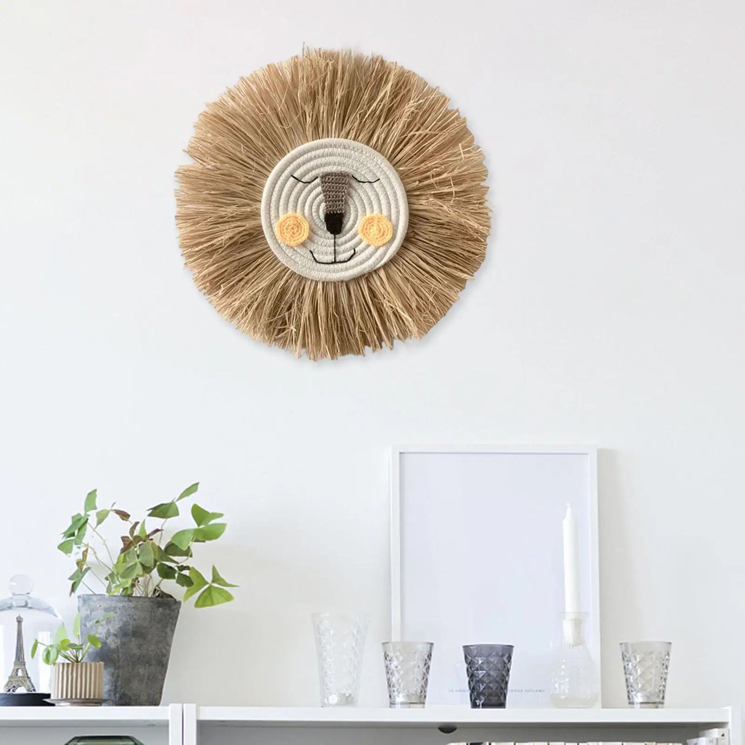Décoration murale en paille accrochée au mur dans une chambre d'enfant