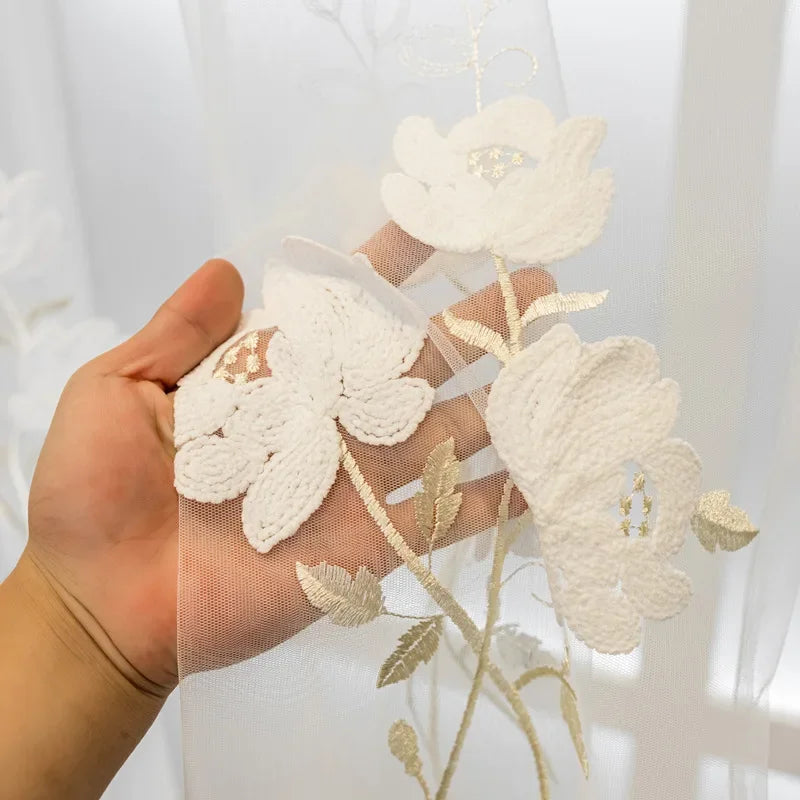 rideau transparent gris clair blanc fleurs brodées classique salon chambre fenêtre maison