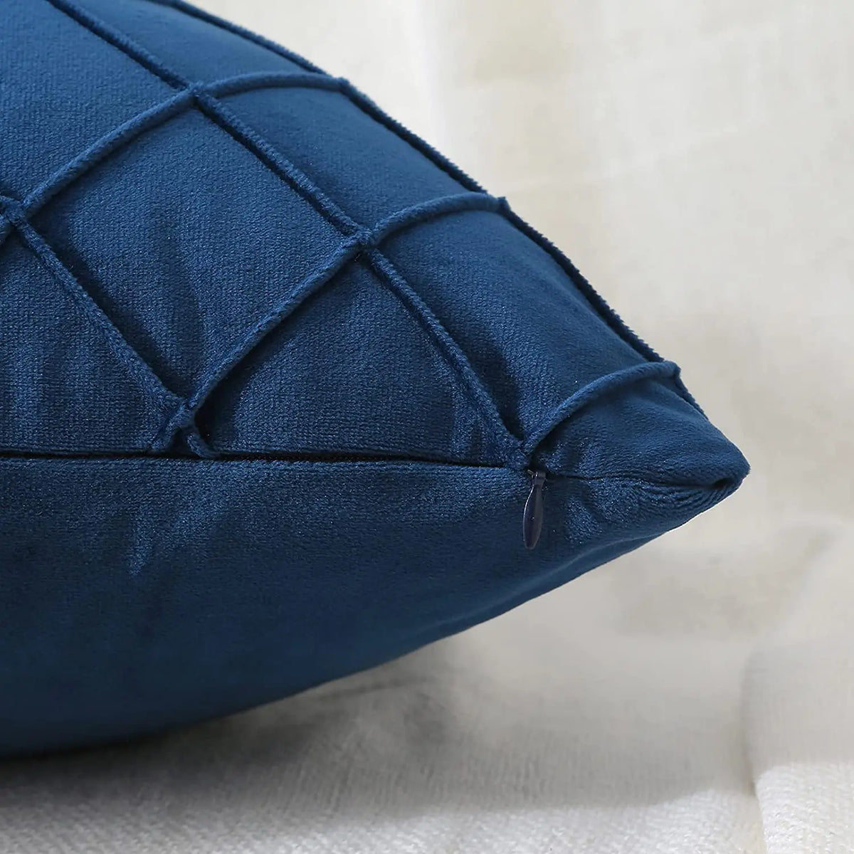 coussins carrés velours géométrique rose pâle gris bleu marine jaune bleu blanc contemporains