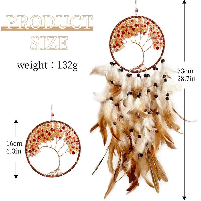 Suspension murale en forme d'arbre de vie avec des perles colorées et des plumes, mesurant 73 cm de haut et pesant 132 g.