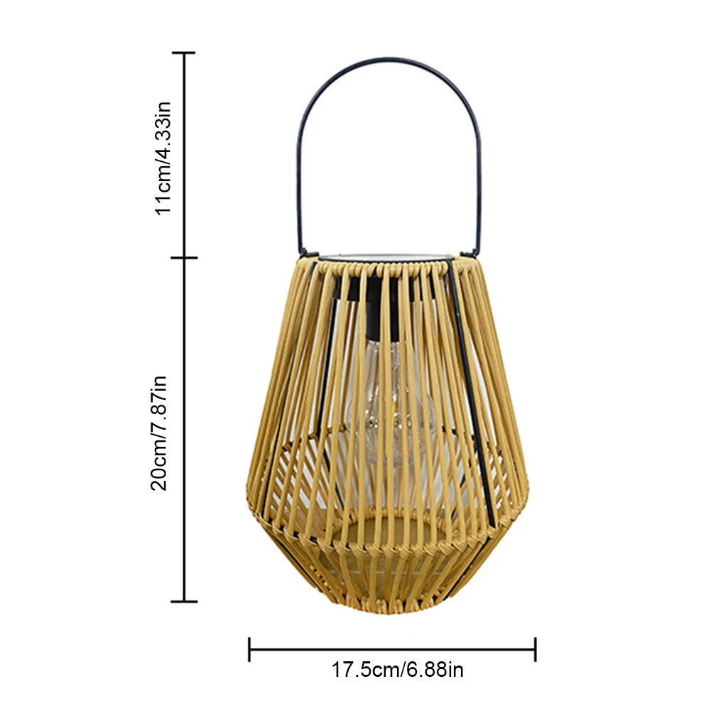 Lanterne solaire bleue éclairant une allée de jardin