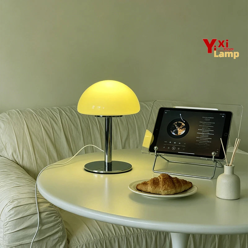 lampe table moderne blanc jaune orange vert opacité base plate prise usb cable alimentation