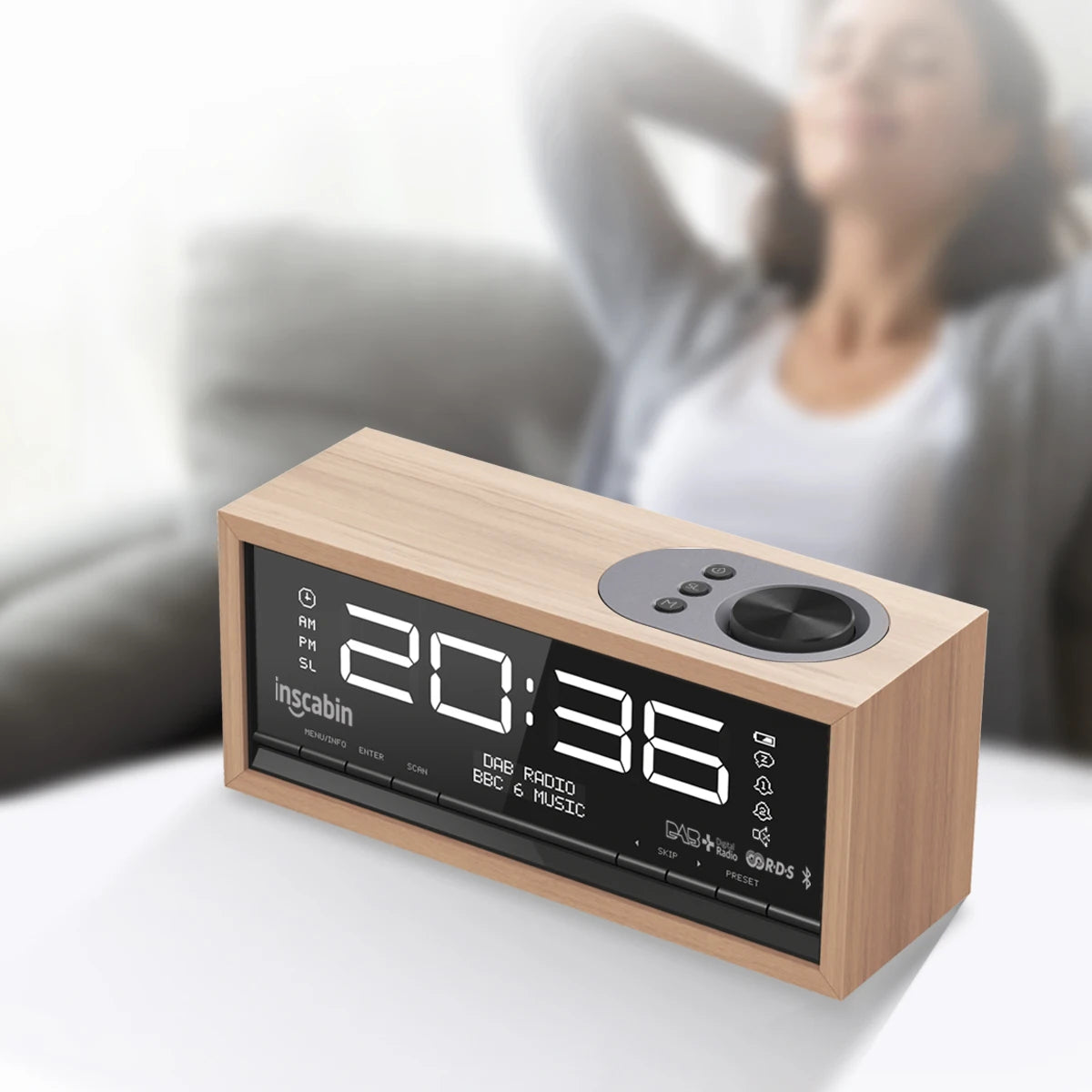 Réveil radio DAB+ dans une cuisine avec décoration contemporaine