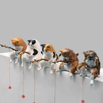 figurines chats décoration suspendue peluche tringle maison blanc noir orange
