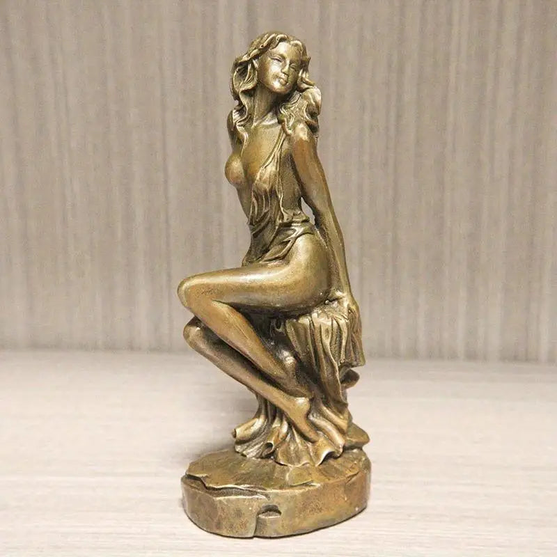 statuette féminine dorée nu assis cuivre sculptural décoration intérieure antique ornement tendance arts décoratifsOpaque