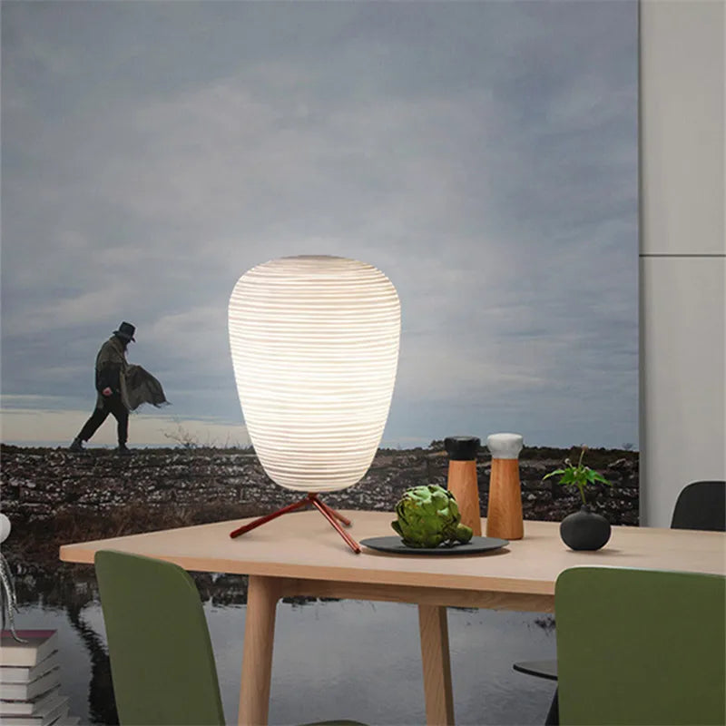 lampe table moderne verre blanc motif rayures horizontales pied bois salon intérieur