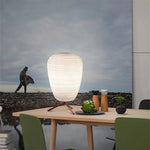 lampe table moderne verre blanc motif rayures horizontales pied bois salon intérieur