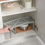 étagère cuisine rétractable blanc gris moderne perforations pieds métalliques bouteilles épices appareils électroménagers