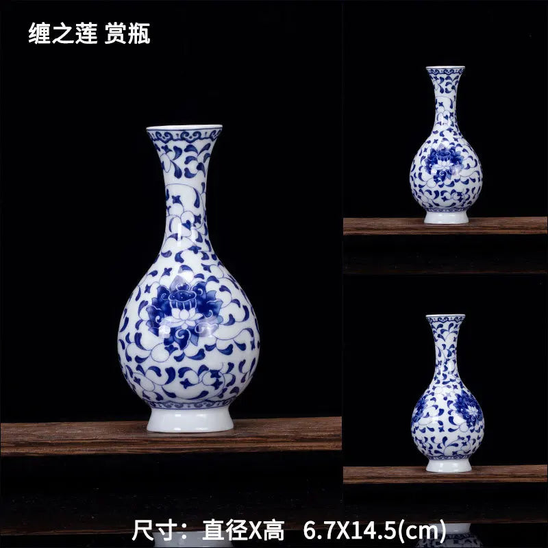Vase de porcelaine bleu et blanc orné de motifs floraux et végétaux, élégamment disposé sur une étagère en bois.