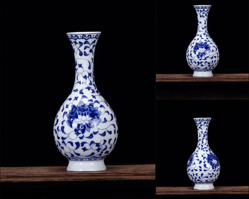 Vase de porcelaine bleu et blanc orné de motifs floraux et végétaux, élégamment disposé sur une étagère en bois.