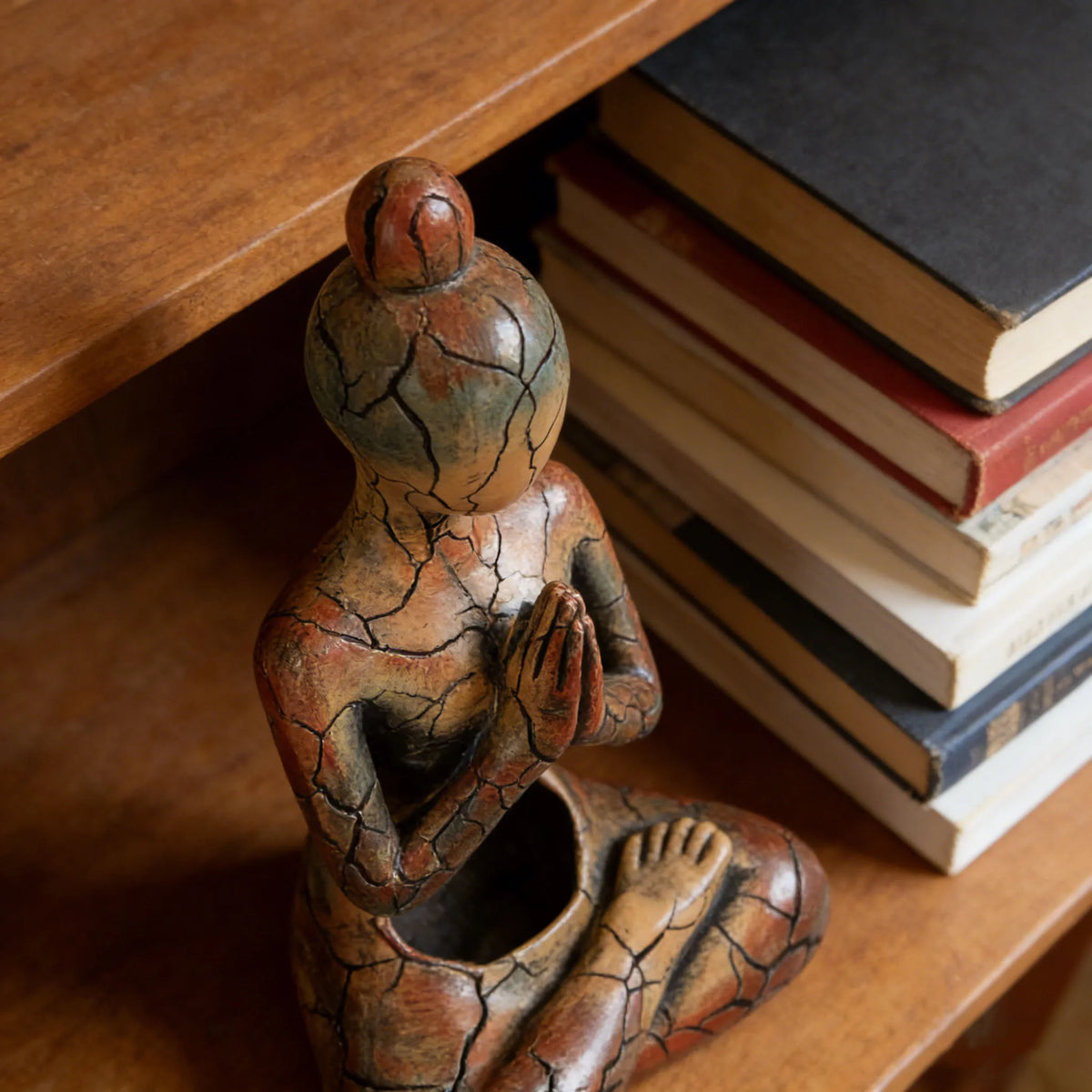 statue méditative résine bouddhiste marron orange vert zen spiritualité décoration intérieure chambre salon