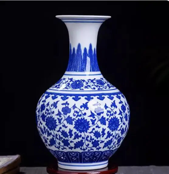 Vase bleu et blanc décoré de motifs floraux élégants sur un fond noir.