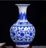 Vase bleu et blanc décoré de motifs floraux élégants sur un fond noir.