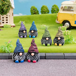 Gnome jaune clair dans un jardin