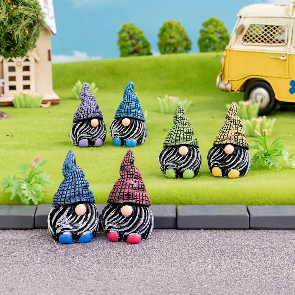 Gnome jaune clair dans un jardin