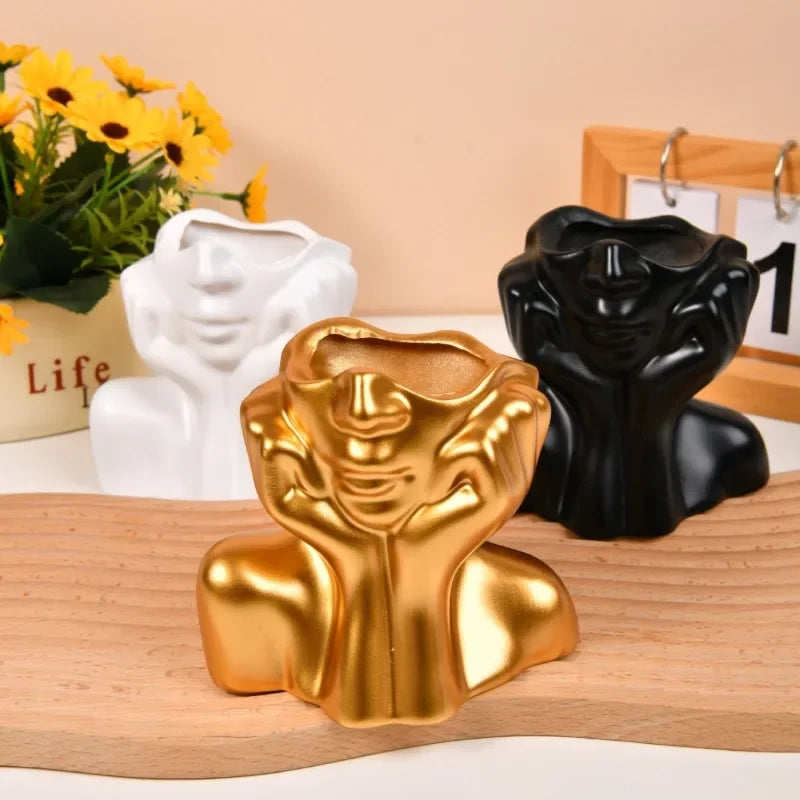 vase sculptural moderne or blanc noir mains humaines décoration intérieure luxe floral