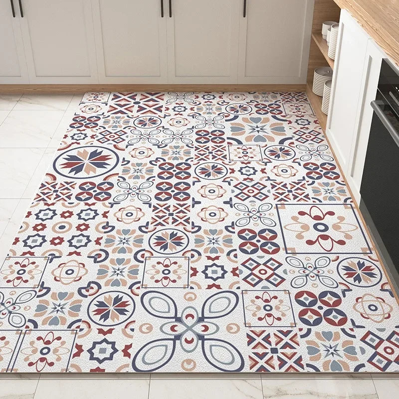 Un tapis décoratif au sol, recouvert de motifs géométriques et floraux dans des tons neutres et contrastés, créant un design harmonieux et élégant dans cette cuisine.