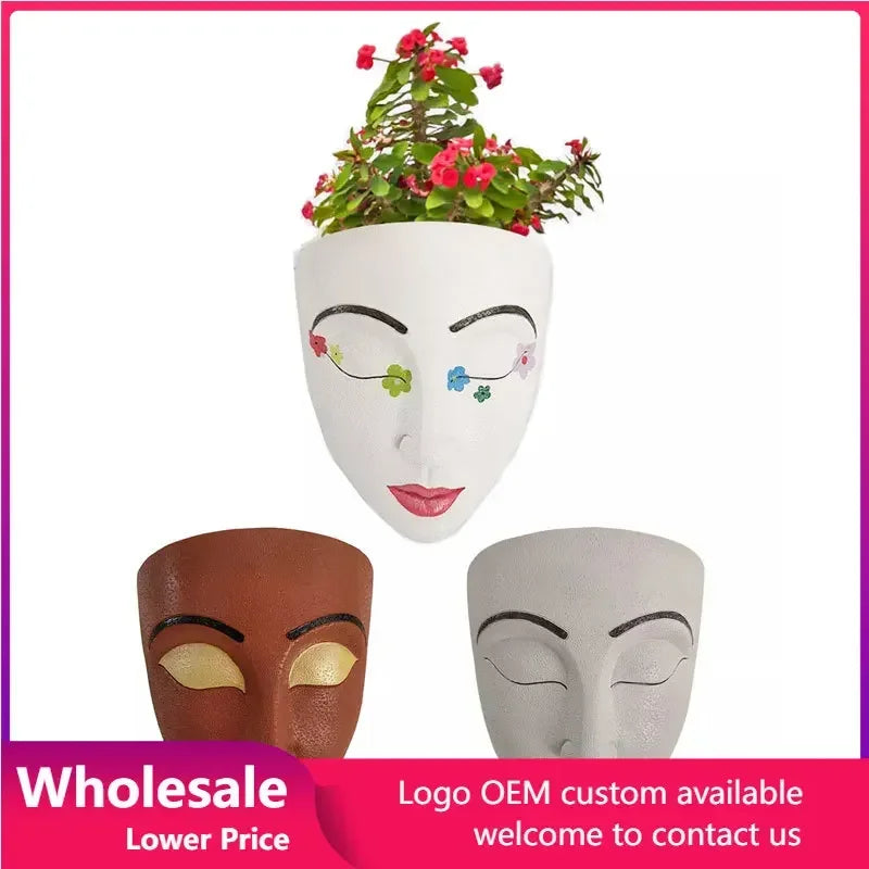 Pots fleurs face humaine blanc marron rouge lèvres motifs floraux plante grimpante décoration murale
