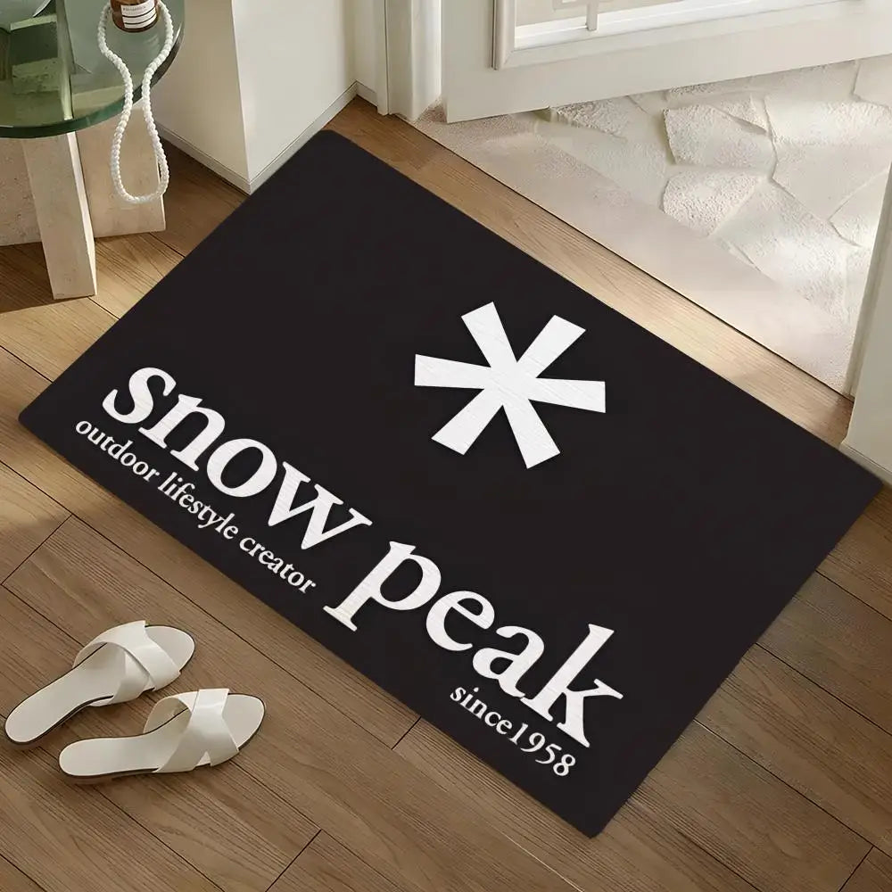 tapis sol noir logo snow peak minimaliste antidérapant bain moderne camping usage