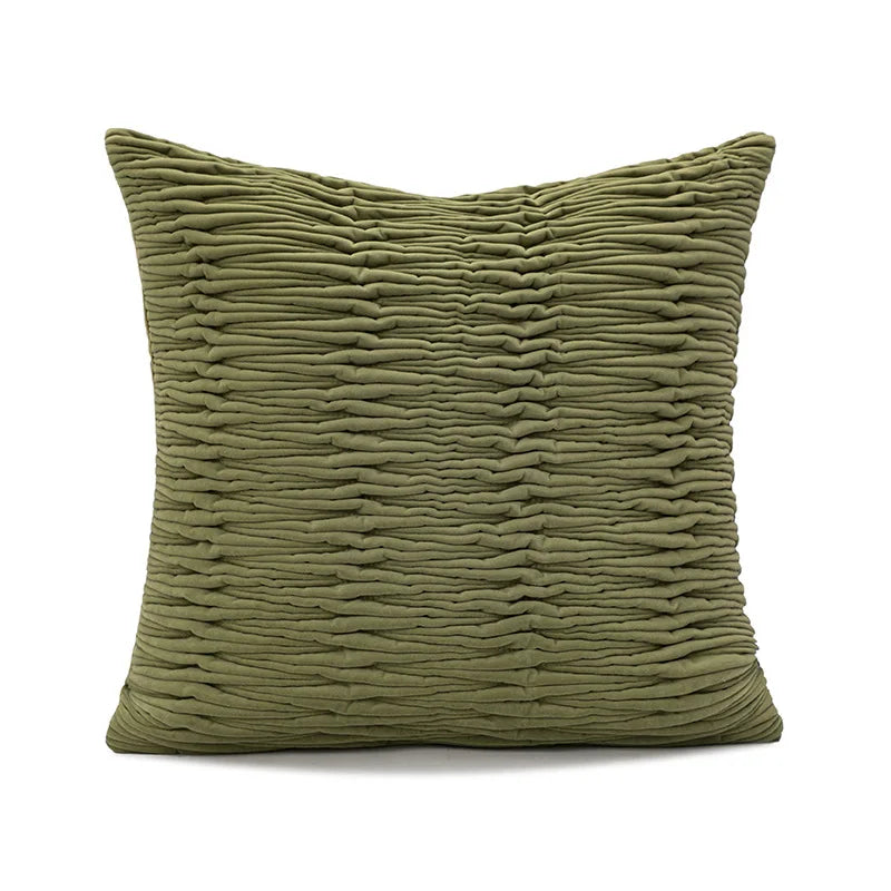 Coussin décoratif vert olive orné de motifs plissés élégants, créant une texture intéressante et une touche de sophistication.