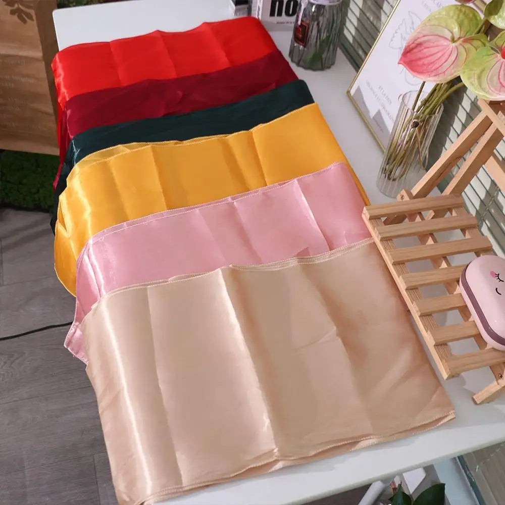 nappe table satin rouge vert foncé jaune rose beige brillante