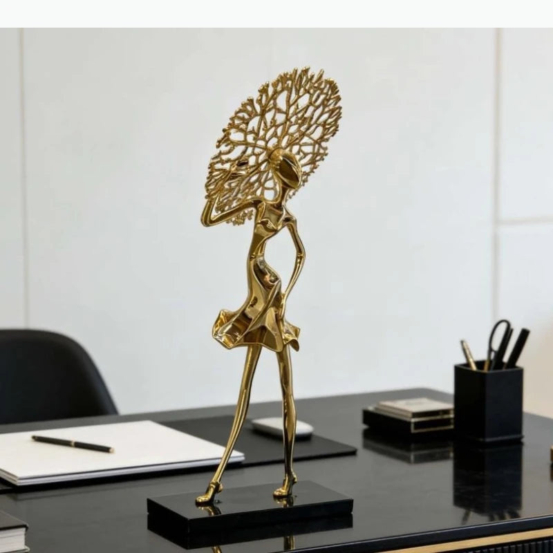 statue décorative moderne danseuse or abstraite texture lisse cheveux ajourés branches élégante