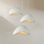 Lampe pendentif bleue style nordique au-dessus d'une table à manger