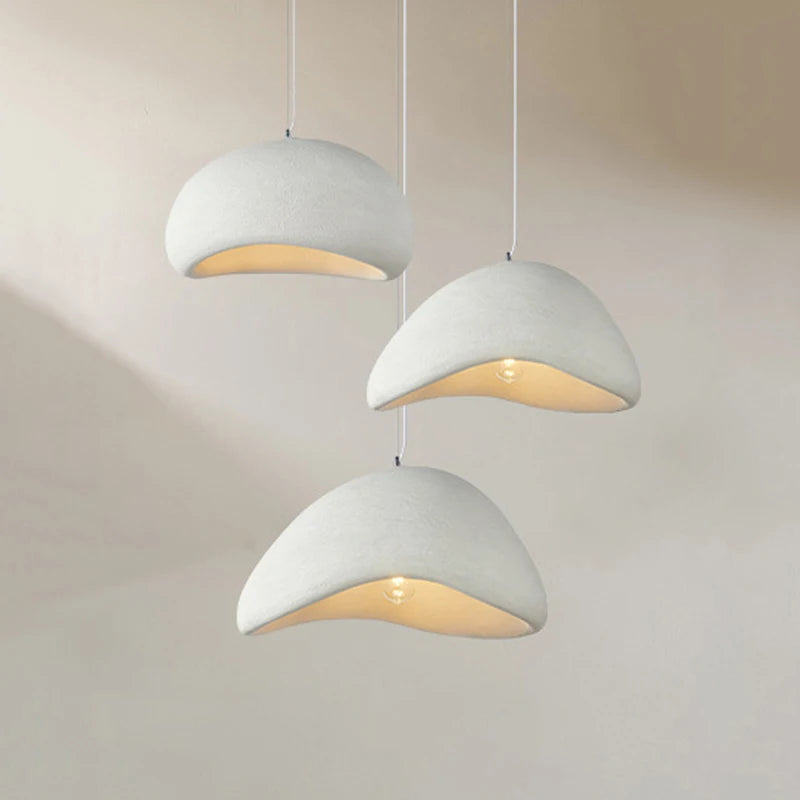 Lampe pendentif bleue style nordique au-dessus d'une table à manger