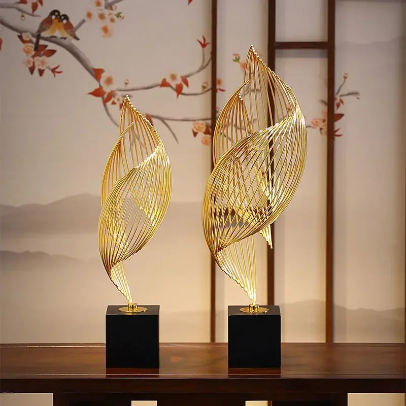 sculpture décorative feuille stylisée or noir moderne minimaliste ajourée asiatique fixée socle bois
